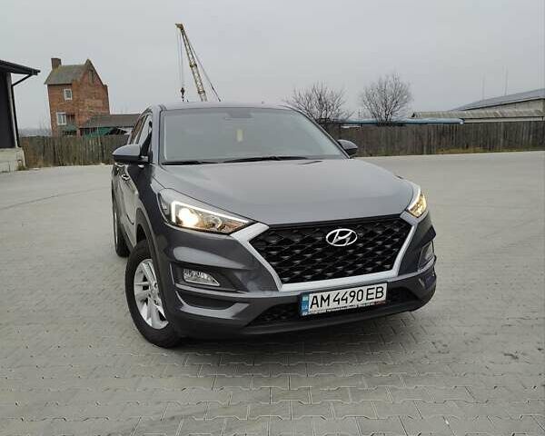 Серый Хендай Туксон, объемом двигателя 2 л и пробегом 60 тыс. км за 19500 $, фото 1 на Automoto.ua