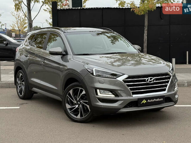 Серый Хендай Туксон, объемом двигателя 2 л и пробегом 28 тыс. км за 32800 $, фото 1 на Automoto.ua