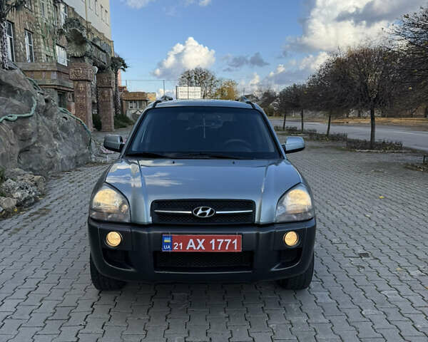 Синий Хендай Туксон, объемом двигателя 2 л и пробегом 205 тыс. км за 7500 $, фото 1 на Automoto.ua