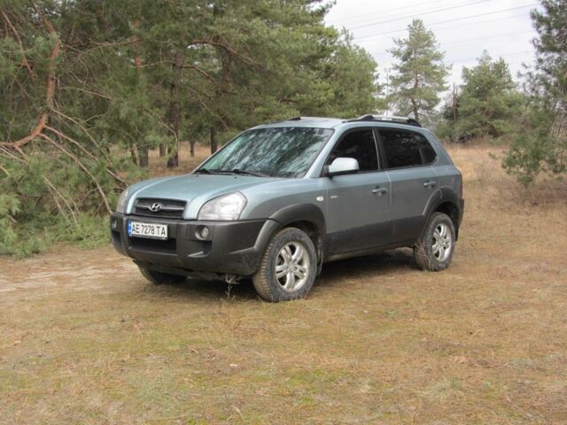 Синий Хендай Туксон, объемом двигателя 2 л и пробегом 180 тыс. км за 8000 $, фото 1 на Automoto.ua