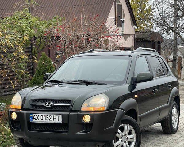 Зеленый Хендай Туксон, объемом двигателя 1.98 л и пробегом 261 тыс. км за 7499 $, фото 1 на Automoto.ua