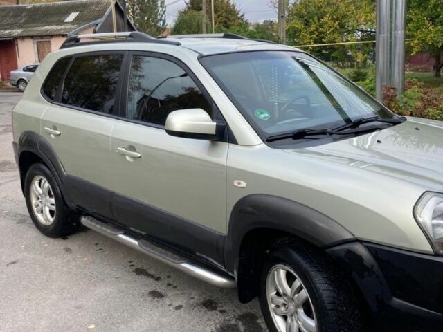Зеленый Хендай Туксон, объемом двигателя 2 л и пробегом 230 тыс. км за 6950 $, фото 1 на Automoto.ua