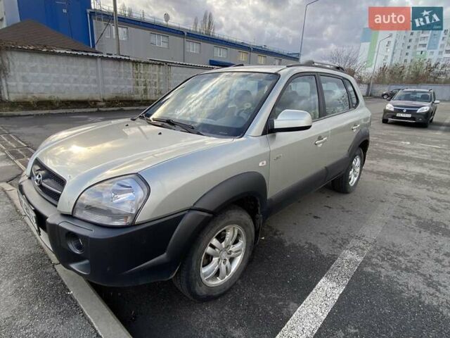 Зелений Хендай Туксон, об'ємом двигуна 1.98 л та пробігом 330 тис. км за 7000 $, фото 1 на Automoto.ua