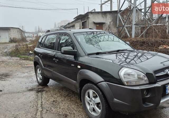 Зеленый Хендай Туксон, объемом двигателя 1.98 л и пробегом 241 тыс. км за 6900 $, фото 1 на Automoto.ua