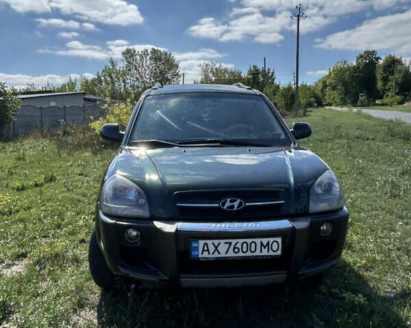 Зелений Хендай Туксон, об'ємом двигуна 1.98 л та пробігом 301 тис. км за 8350 $, фото 1 на Automoto.ua