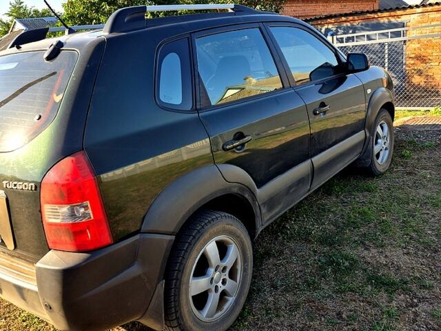 Зеленый Хендай Туксон, объемом двигателя 2 л и пробегом 135 тыс. км за 8500 $, фото 1 на Automoto.ua