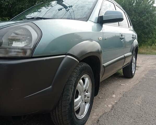 Зеленый Хендай Туксон, объемом двигателя 0 л и пробегом 305 тыс. км за 7200 $, фото 1 на Automoto.ua