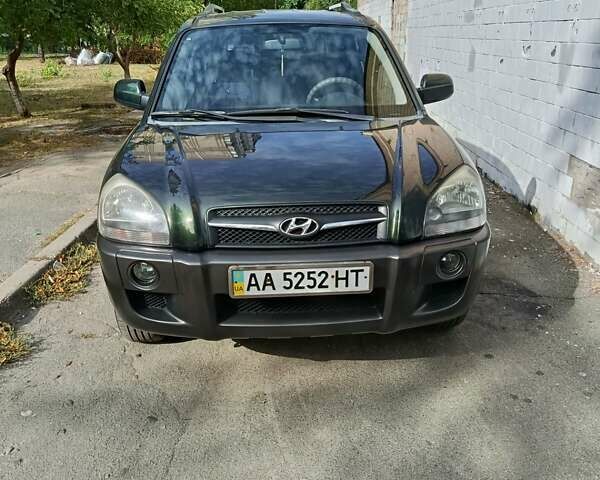 Зеленый Хендай Туксон, объемом двигателя 2 л и пробегом 140 тыс. км за 8800 $, фото 1 на Automoto.ua