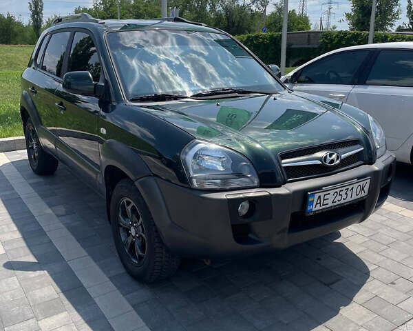 Зеленый Хендай Туксон, объемом двигателя 1.98 л и пробегом 180 тыс. км за 9200 $, фото 1 на Automoto.ua