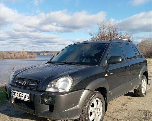 Зеленый Хендай Туксон, объемом двигателя 1.98 л и пробегом 229 тыс. км за 8500 $, фото 1 на Automoto.ua