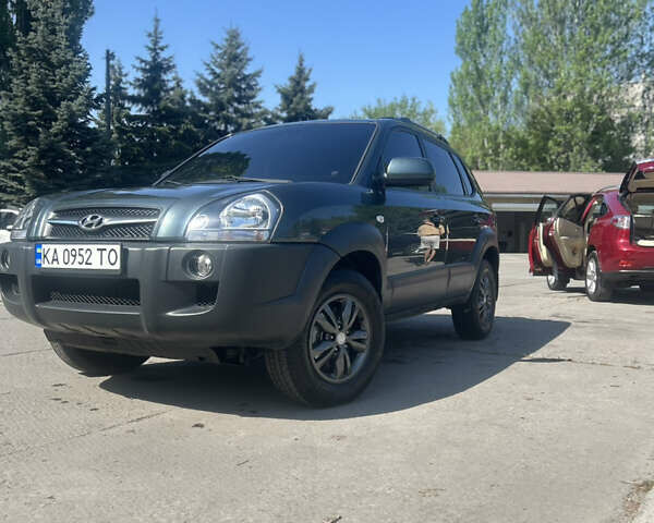 Зеленый Хендай Туксон, объемом двигателя 2 л и пробегом 144 тыс. км за 10800 $, фото 1 на Automoto.ua