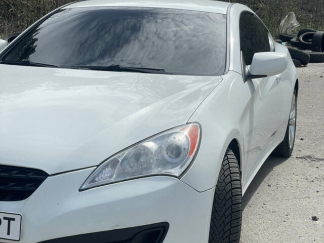 Белый Хендай Genesis Coupe, объемом двигателя 2 л и пробегом 170 тыс. км за 7000 $, фото 1 на Automoto.ua
