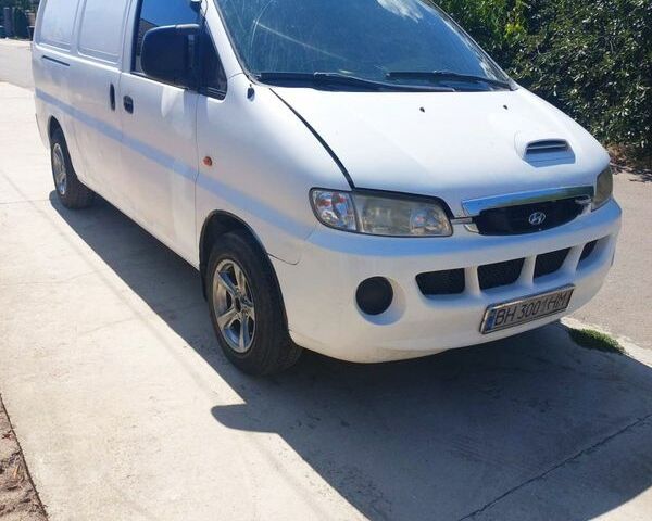 Белый Хендай H-1, объемом двигателя 2.5 л и пробегом 315 тыс. км за 3500 $, фото 1 на Automoto.ua