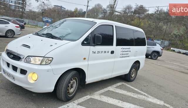 Белый Хендай H-1, объемом двигателя 2.5 л и пробегом 360 тыс. км за 4500 $, фото 1 на Automoto.ua