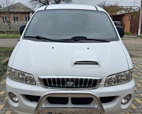 Белый Хендай H-1, объемом двигателя 2.5 л и пробегом 348 тыс. км за 4300 $, фото 1 на Automoto.ua