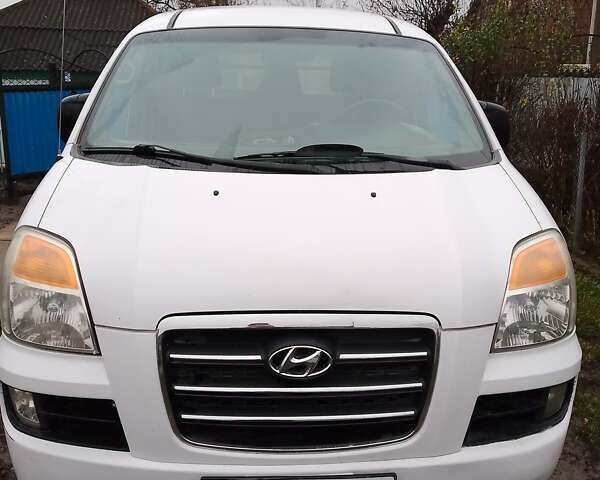 Белый Хендай H-1, объемом двигателя 2.48 л и пробегом 267 тыс. км за 4200 $, фото 1 на Automoto.ua