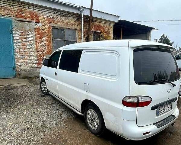 Белый Хендай H-1, объемом двигателя 2.5 л и пробегом 160 тыс. км за 2000 $, фото 1 на Automoto.ua