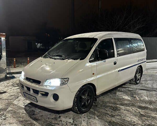 Белый Хендай H-1, объемом двигателя 2.5 л и пробегом 420 тыс. км за 3300 $, фото 1 на Automoto.ua