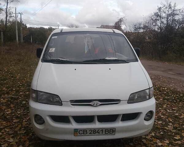 Белый Хендай H-1, объемом двигателя 2.5 л и пробегом 227 тыс. км за 2500 $, фото 1 на Automoto.ua