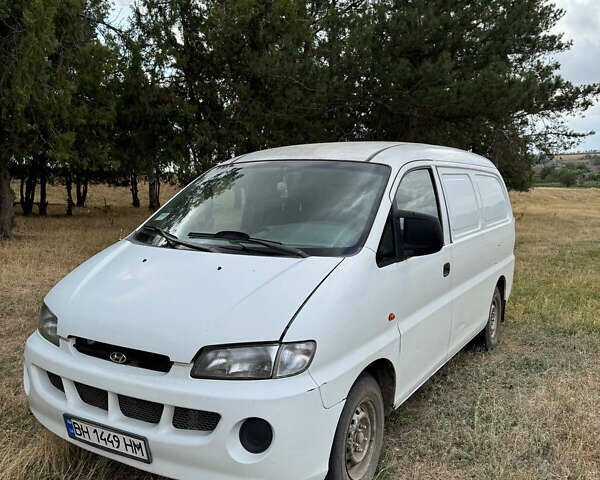 Белый Хендай H-1, объемом двигателя 2.48 л и пробегом 230 тыс. км за 3000 $, фото 1 на Automoto.ua