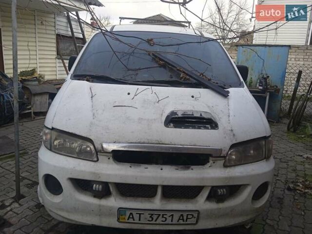 Белый Хендай H-1, объемом двигателя 2.5 л и пробегом 325 тыс. км за 1000 $, фото 1 на Automoto.ua