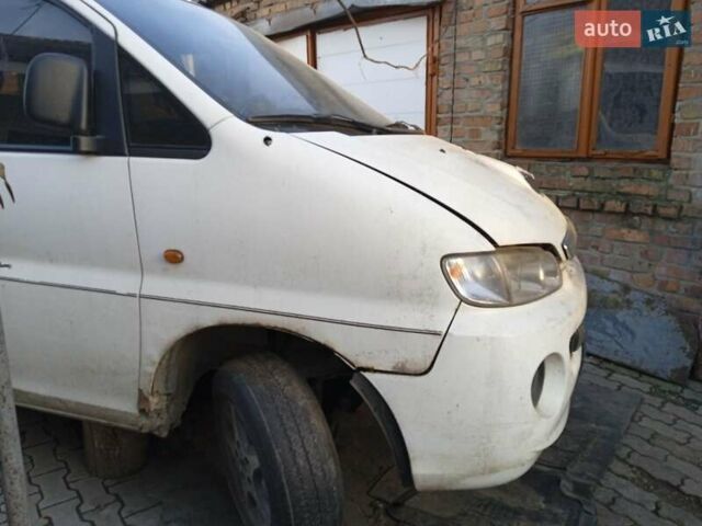 Белый Хендай H-1, объемом двигателя 2.5 л и пробегом 365 тыс. км за 1000 $, фото 1 на Automoto.ua