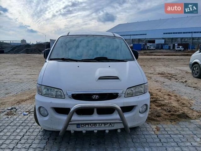Белый Хендай H-1, объемом двигателя 2.5 л и пробегом 426 тыс. км за 4800 $, фото 1 на Automoto.ua