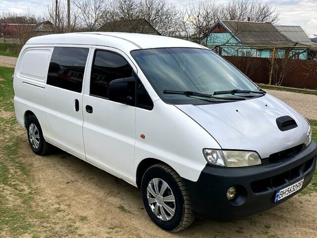Белый Хендай H-1, объемом двигателя 2.5 л и пробегом 111 тыс. км за 2900 $, фото 1 на Automoto.ua