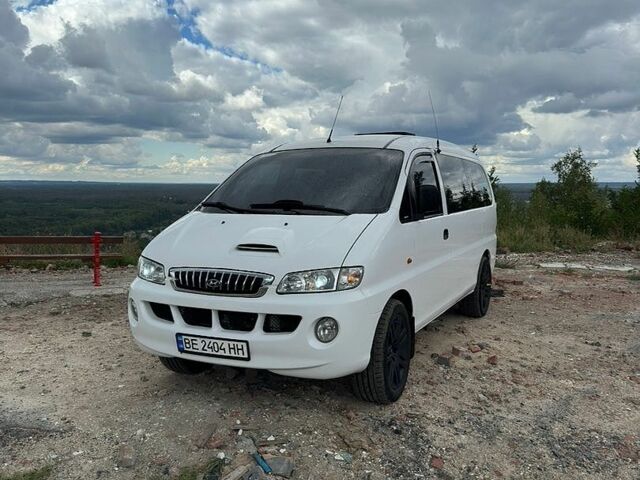 Белый Хендай H-1, объемом двигателя 2.5 л и пробегом 207 тыс. км за 5200 $, фото 1 на Automoto.ua