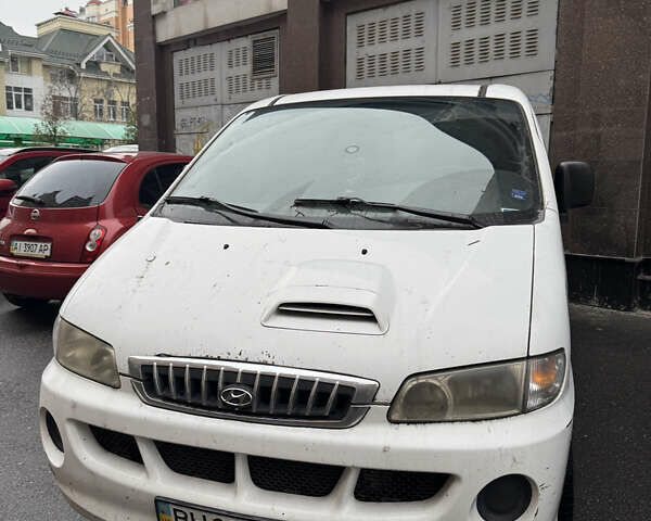 Белый Хендай H-1, объемом двигателя 2.5 л и пробегом 281 тыс. км за 3400 $, фото 1 на Automoto.ua