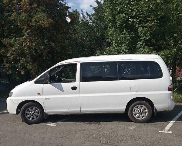 Білий Хендай H-1, об'ємом двигуна 2.5 л та пробігом 247 тис. км за 4900 $, фото 1 на Automoto.ua