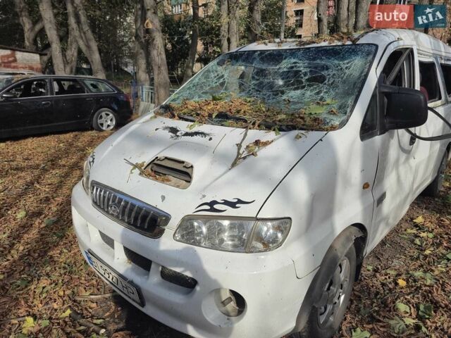 Белый Хендай H-1, объемом двигателя 2.5 л и пробегом 245 тыс. км за 3008 $, фото 1 на Automoto.ua