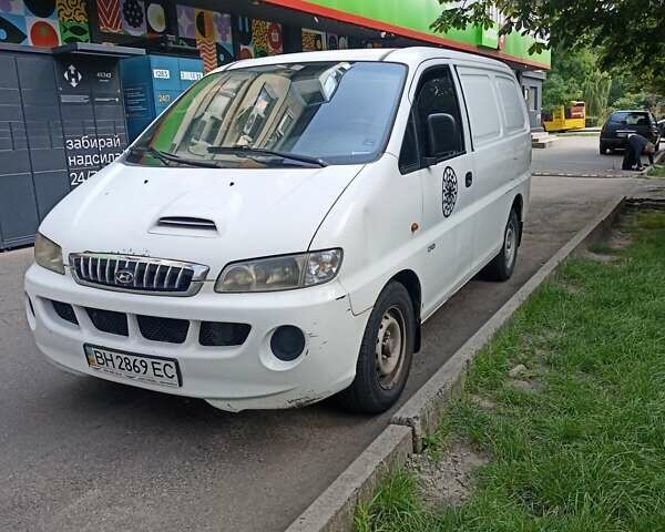 Белый Хендай H-1, объемом двигателя 2.5 л и пробегом 217 тыс. км за 4300 $, фото 1 на Automoto.ua