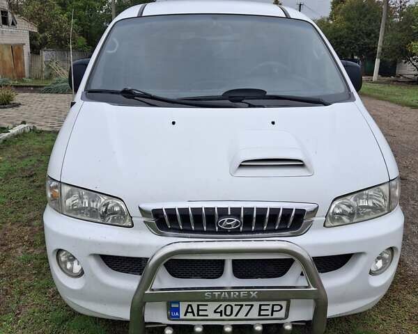 Білий Хендай H-1, об'ємом двигуна 2.5 л та пробігом 348 тис. км за 4900 $, фото 1 на Automoto.ua