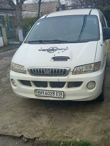 Белый Хендай H-1, объемом двигателя 2.5 л и пробегом 288 тыс. км за 5500 $, фото 1 на Automoto.ua