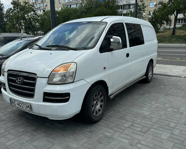 Белый Хендай H-1, объемом двигателя 2.4 л и пробегом 1000 тыс. км за 4100 $, фото 1 на Automoto.ua
