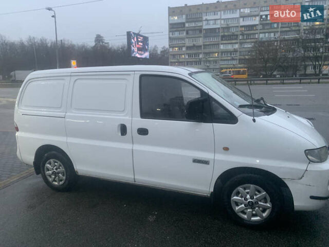 Белый Хендай H-1, объемом двигателя 2.5 л и пробегом 330 тыс. км за 4450 $, фото 1 на Automoto.ua