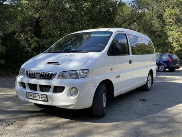 Белый Хендай H-1, объемом двигателя 2.5 л и пробегом 300 тыс. км за 6500 $, фото 1 на Automoto.ua