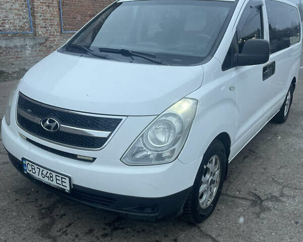 Белый Хендай H-1, объемом двигателя 2.5 л и пробегом 232 тыс. км за 10500 $, фото 1 на Automoto.ua