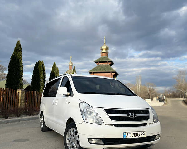 Белый Хендай H-1, объемом двигателя 2.5 л и пробегом 324 тыс. км за 9000 $, фото 1 на Automoto.ua