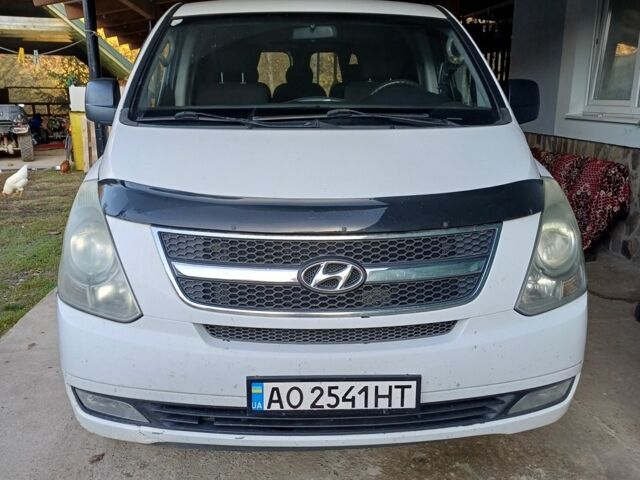 Білий Хендай H-1, об'ємом двигуна 2.5 л та пробігом 370 тис. км за 7600 $, фото 1 на Automoto.ua