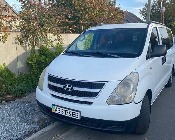 Белый Хендай H-1, объемом двигателя 2.48 л и пробегом 358 тыс. км за 5500 $, фото 1 на Automoto.ua