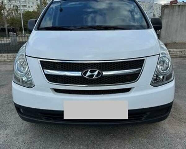 Белый Хендай H-1, объемом двигателя 2.5 л и пробегом 211 тыс. км за 7950 $, фото 1 на Automoto.ua