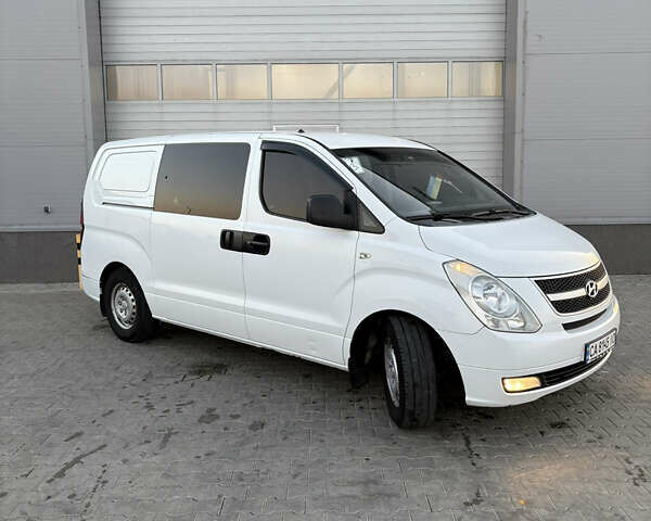 Белый Хендай H-1, объемом двигателя 2.5 л и пробегом 282 тыс. км за 8200 $, фото 1 на Automoto.ua