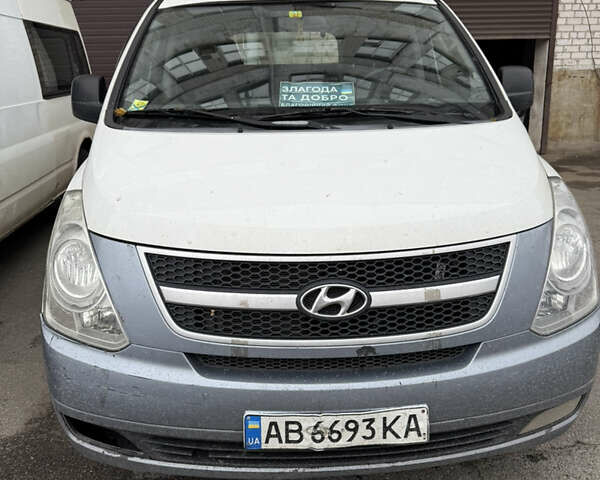 Белый Хендай H-1, объемом двигателя 2.5 л и пробегом 263 тыс. км за 7000 $, фото 1 на Automoto.ua