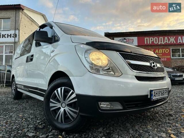 Белый Хендай H-1, объемом двигателя 2.5 л и пробегом 333 тыс. км за 9500 $, фото 1 на Automoto.ua