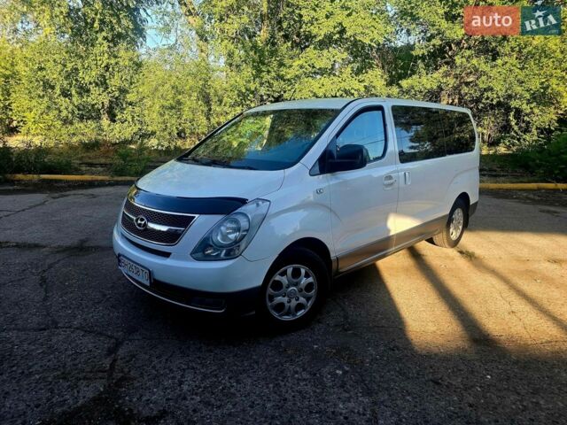 Белый Хендай H-1, объемом двигателя 2.48 л и пробегом 235 тыс. км за 11000 $, фото 1 на Automoto.ua