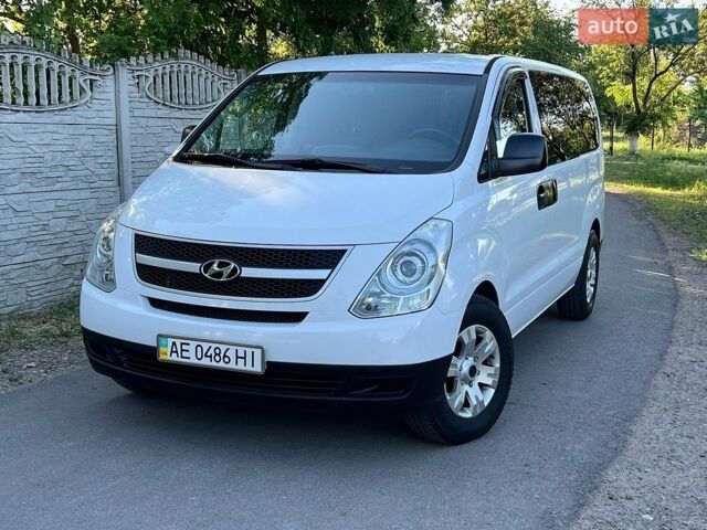 Белый Хендай H-1, объемом двигателя 2.5 л и пробегом 289 тыс. км за 12400 $, фото 1 на Automoto.ua