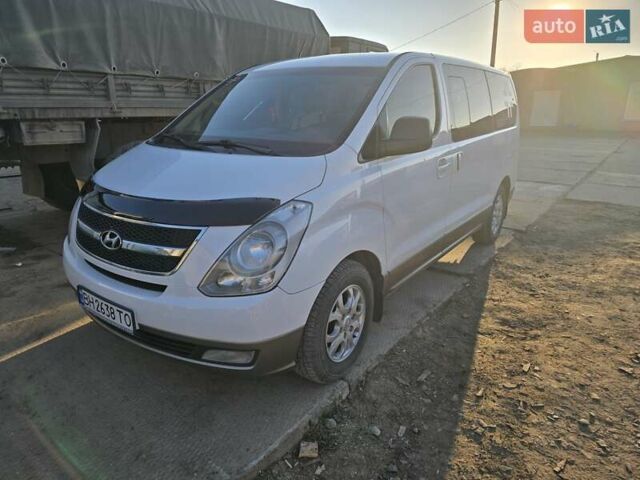 Белый Хендай H-1, объемом двигателя 2.48 л и пробегом 230 тыс. км за 14000 $, фото 1 на Automoto.ua