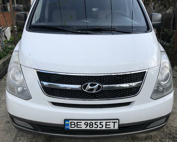 Белый Хендай H-1, объемом двигателя 2.5 л и пробегом 305 тыс. км за 11500 $, фото 1 на Automoto.ua